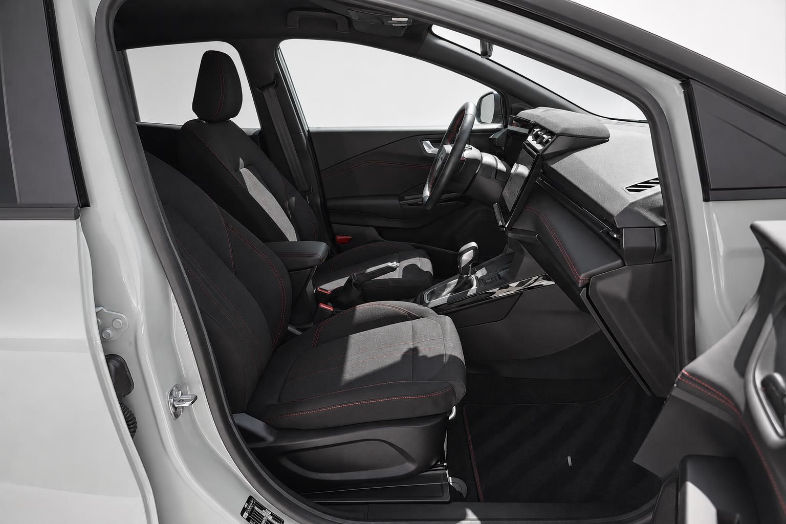 Ford Puma Fahrersitz und Cockpit mit Touchscreen Ansicht durch Tür