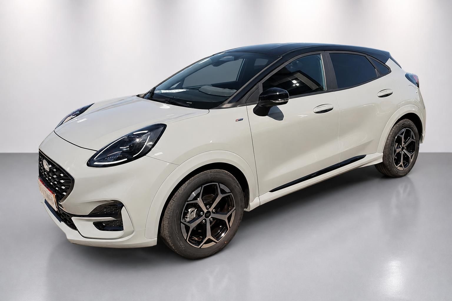 Ford Puma weiß mit schwarzem Dach, Seitenansicht schräg vorne