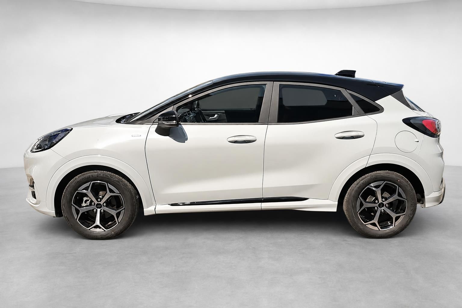 Ford Puma weiß, Seitenansicht mit schwarzen Alufelgen