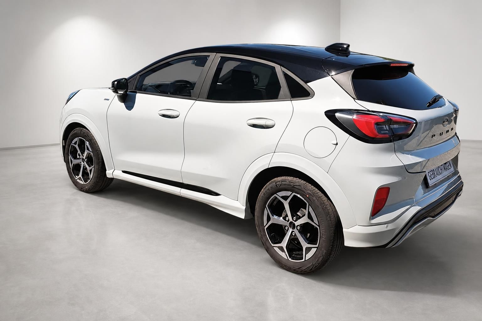 Ford Puma weiß, Heckansicht schräg mit schwarzem Dach