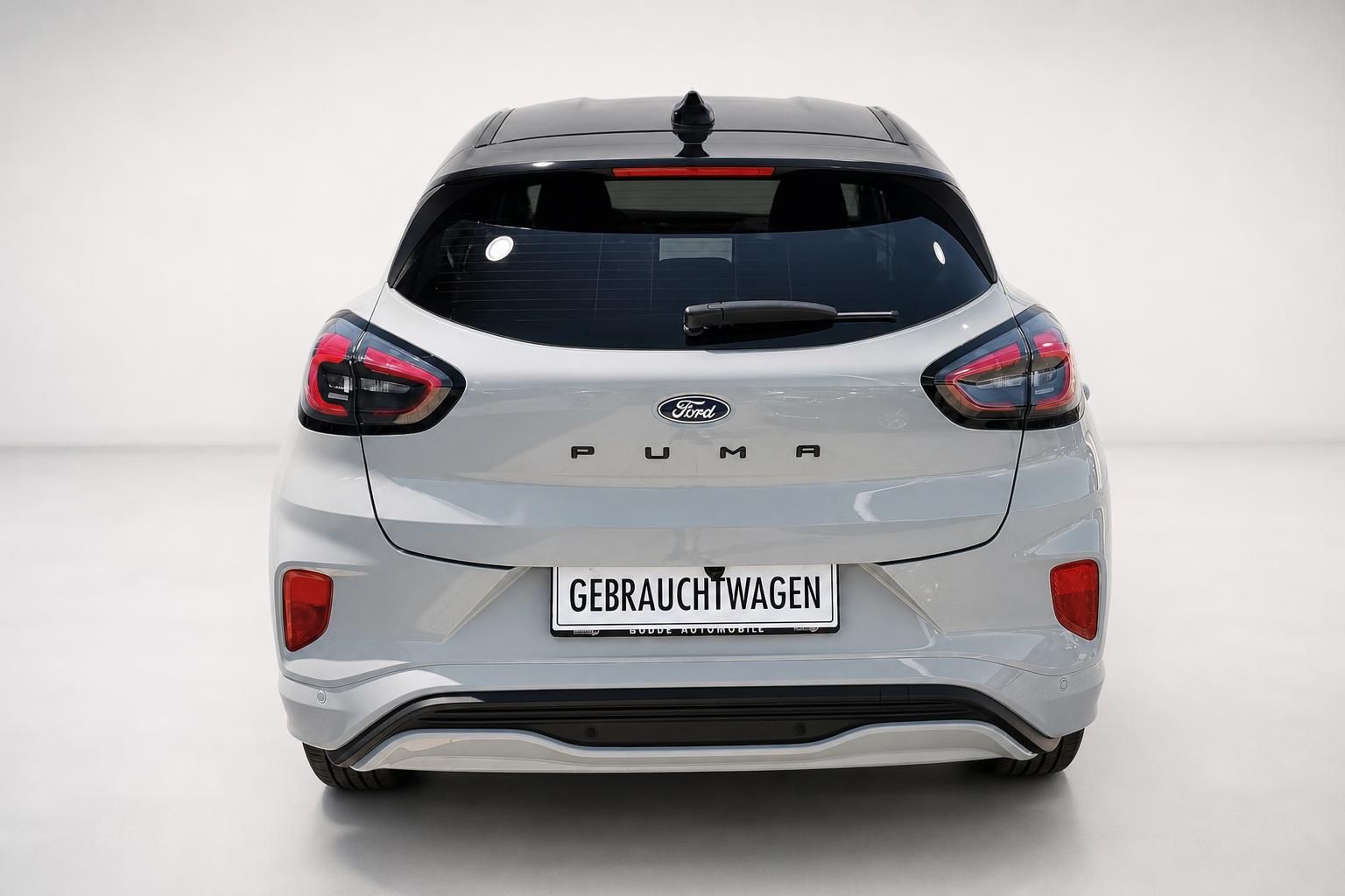 Ford Puma in Grau, Heckansicht mit LED-Rückleuchten