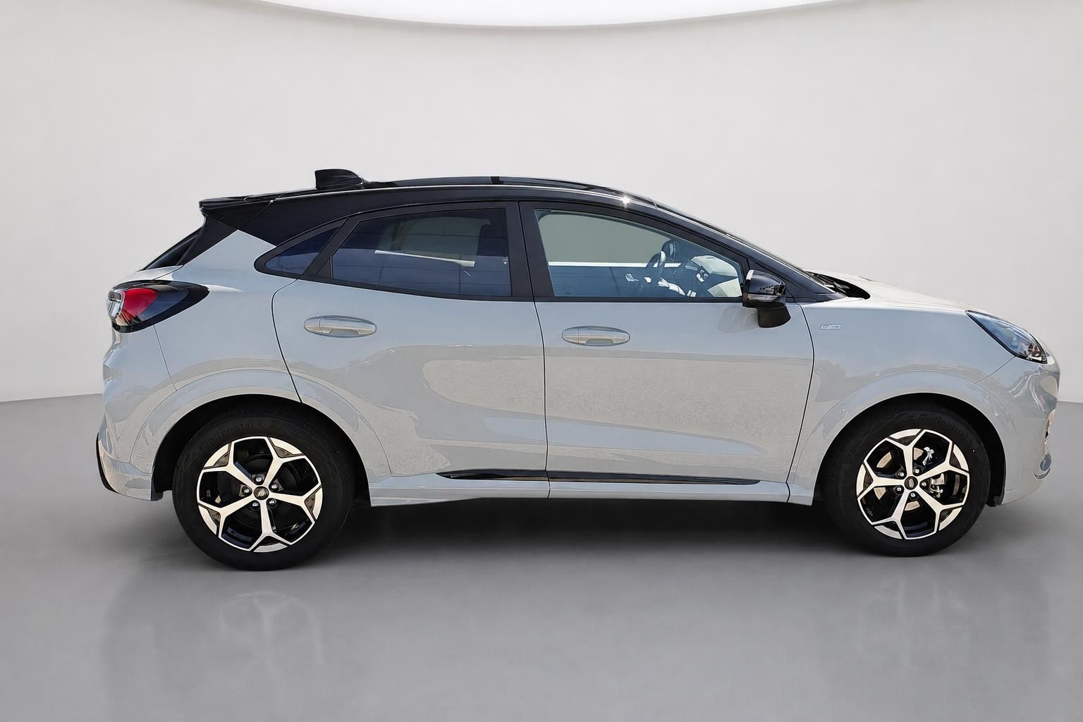 Ford Puma Seitenansicht in Grau mit sportlichen Alufelgen