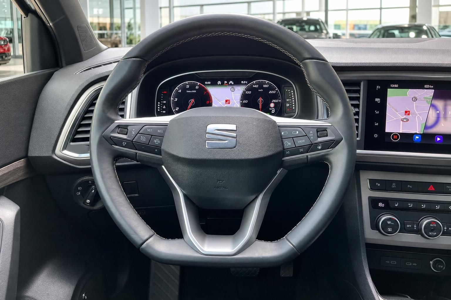 Seat Lenkrad mit Cockpit und Navigationsdisplay im Innenraum
