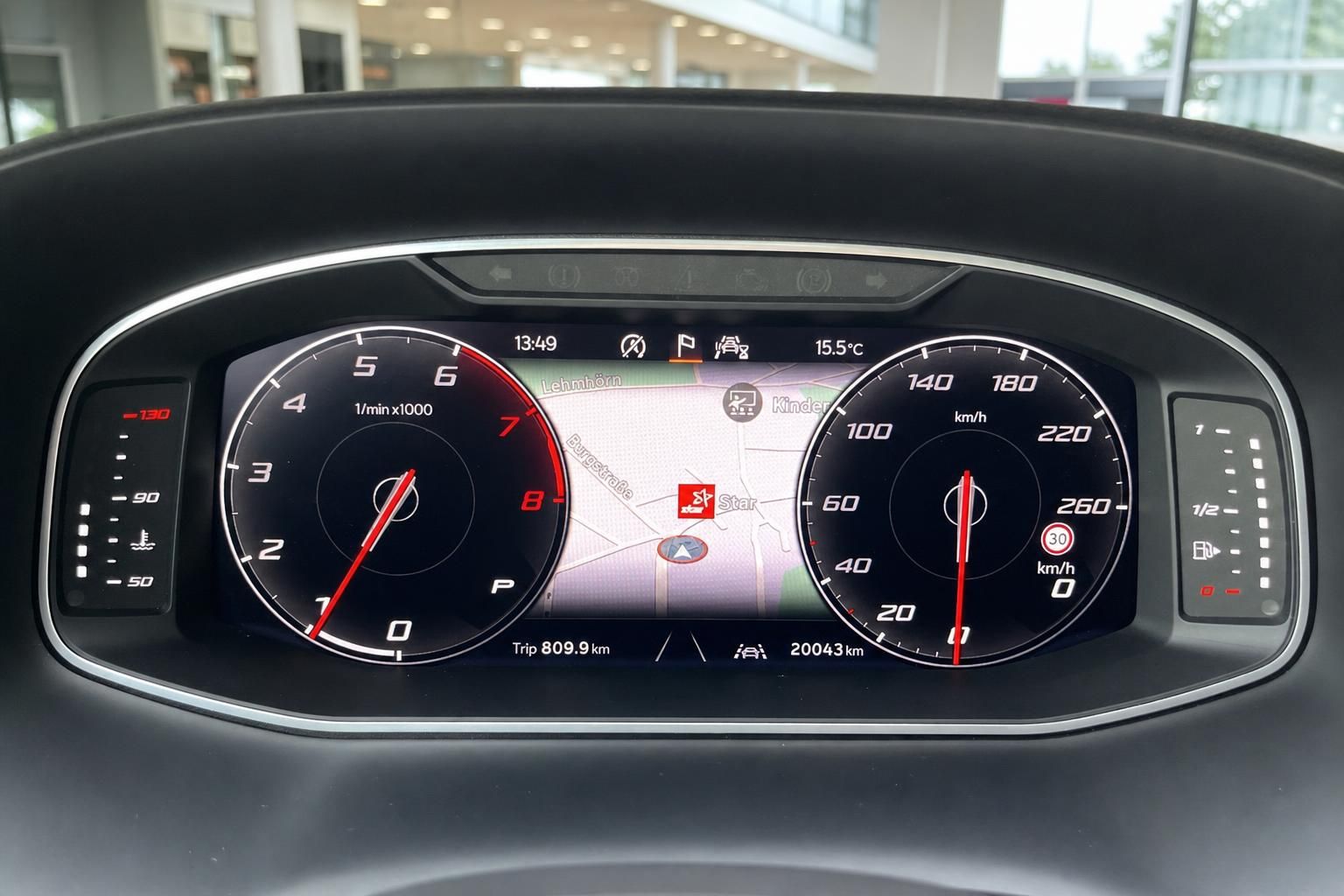 Digitales Kombiinstrument mit Navigation, Tacho und Drehzahlmesser