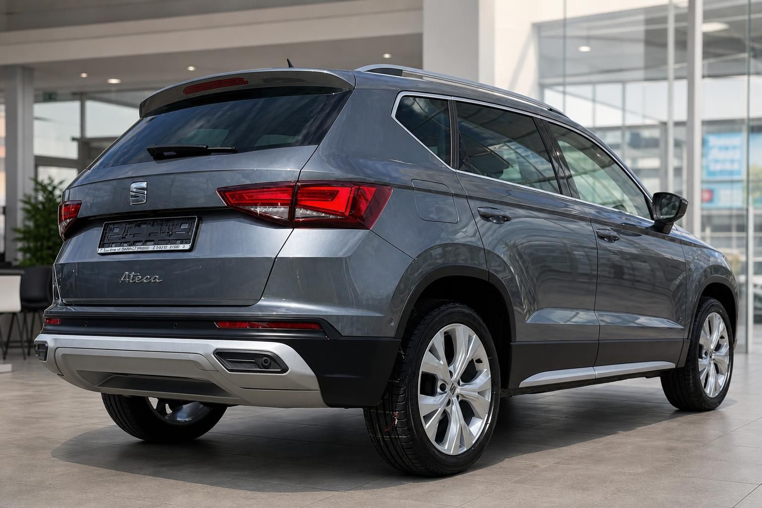 SEAT Ateca grau, Seiten-Heckansicht im Autohaus