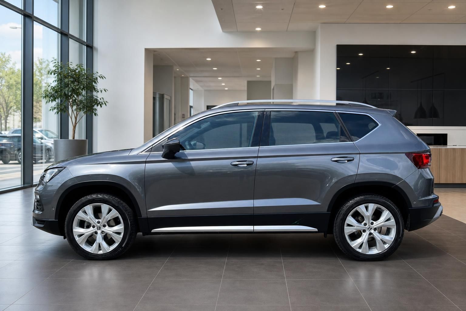 SEAT Ateca grau, Seitenansicht im modernen Showroom