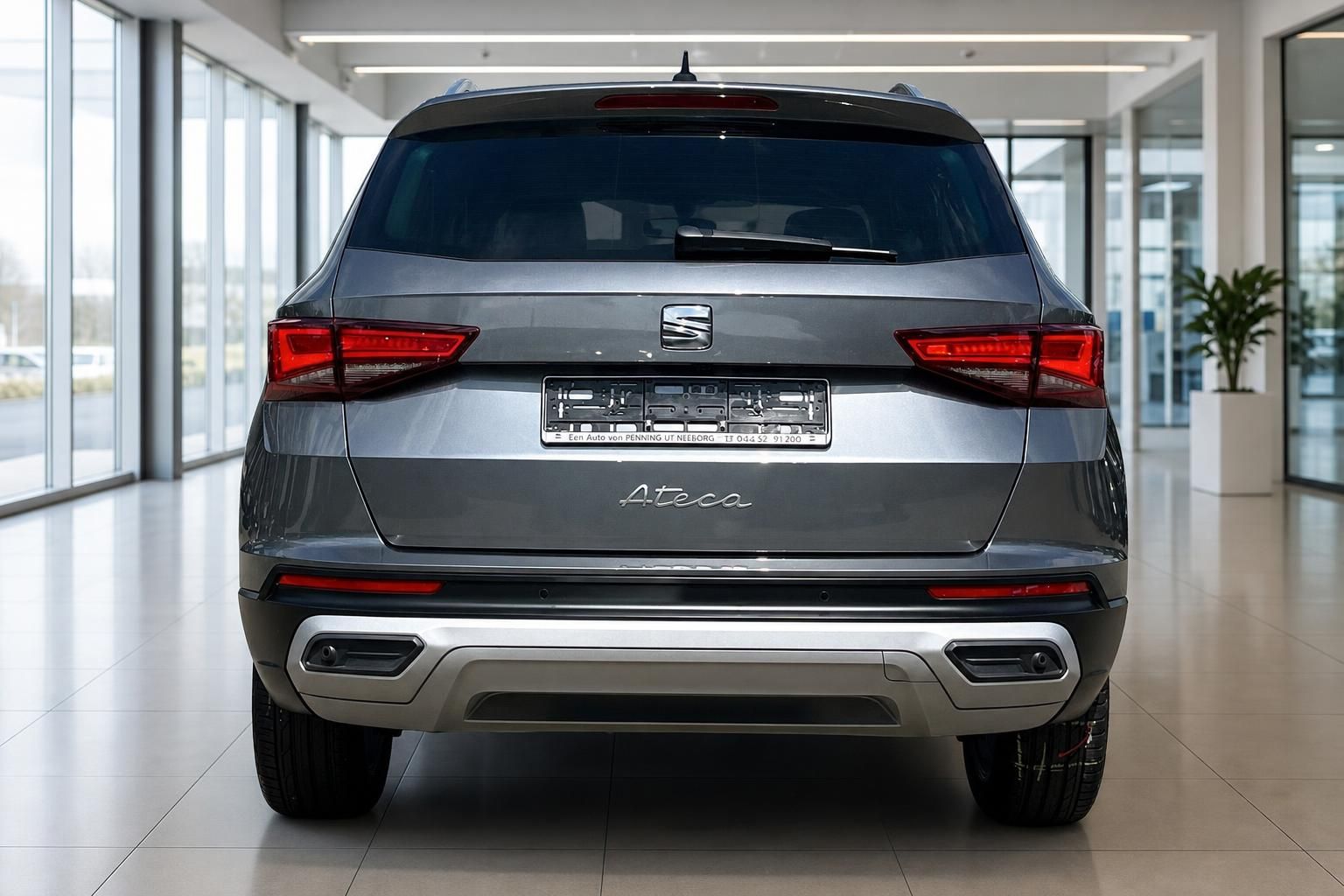 SEAT Ateca grau, Heckansicht mit Kennzeichenhalter im Showroom