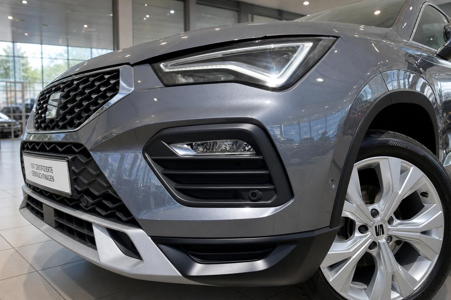 SEAT Ateca Frontpartie mit LED-Scheinwerfer und Felge im Nahaufnahme