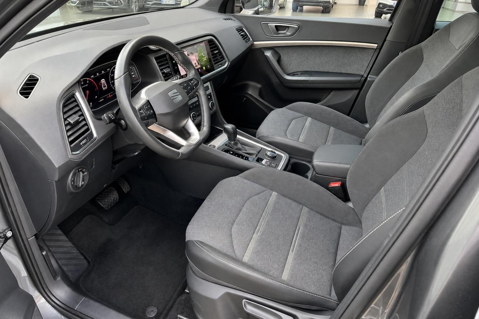 SEAT Ateca Innenraum mit Cockpit, Lenkrad und Sportsitzen in Schwarz