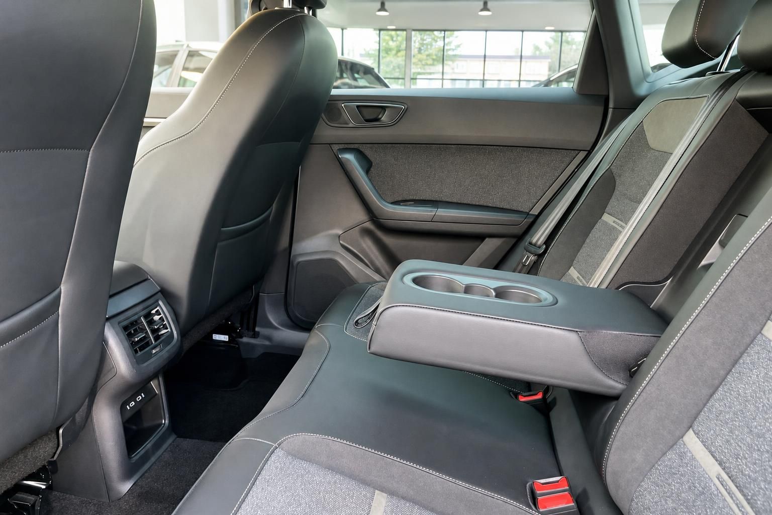 SEAT Ateca Rücksitze mit Mittelarmlehne und Getränkehalter im Detail