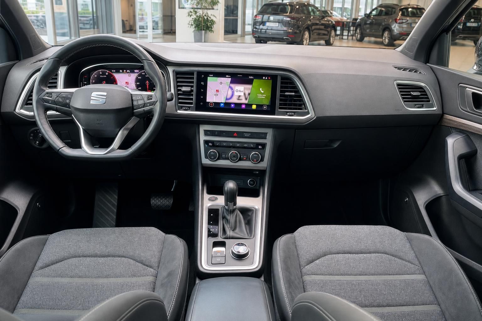 SEAT Ateca Cockpit mit Lenkrad, Navigationssystem und Sitzen von vorne