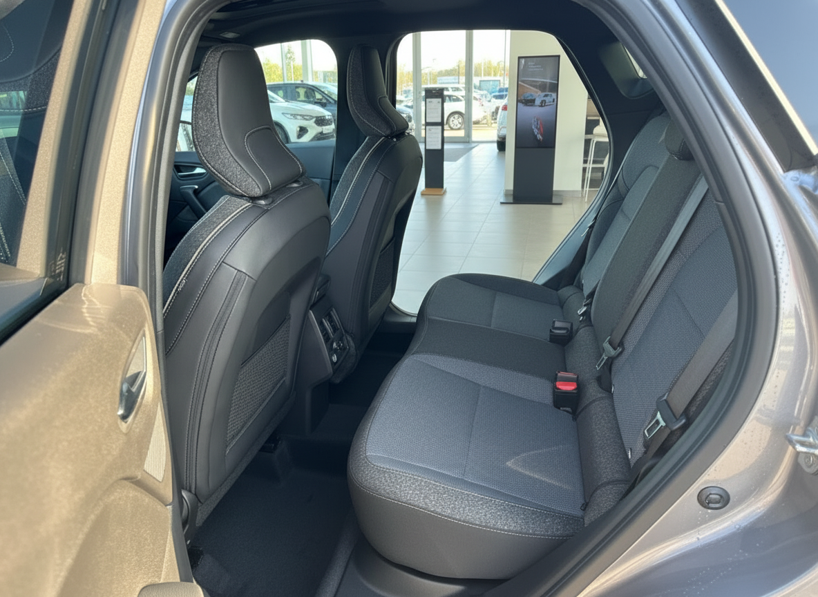 Fahrzeuginnenraum Rücksitzbereich mit schwarzen Ledersitzen und Sicherheitsgurten im Autohaus