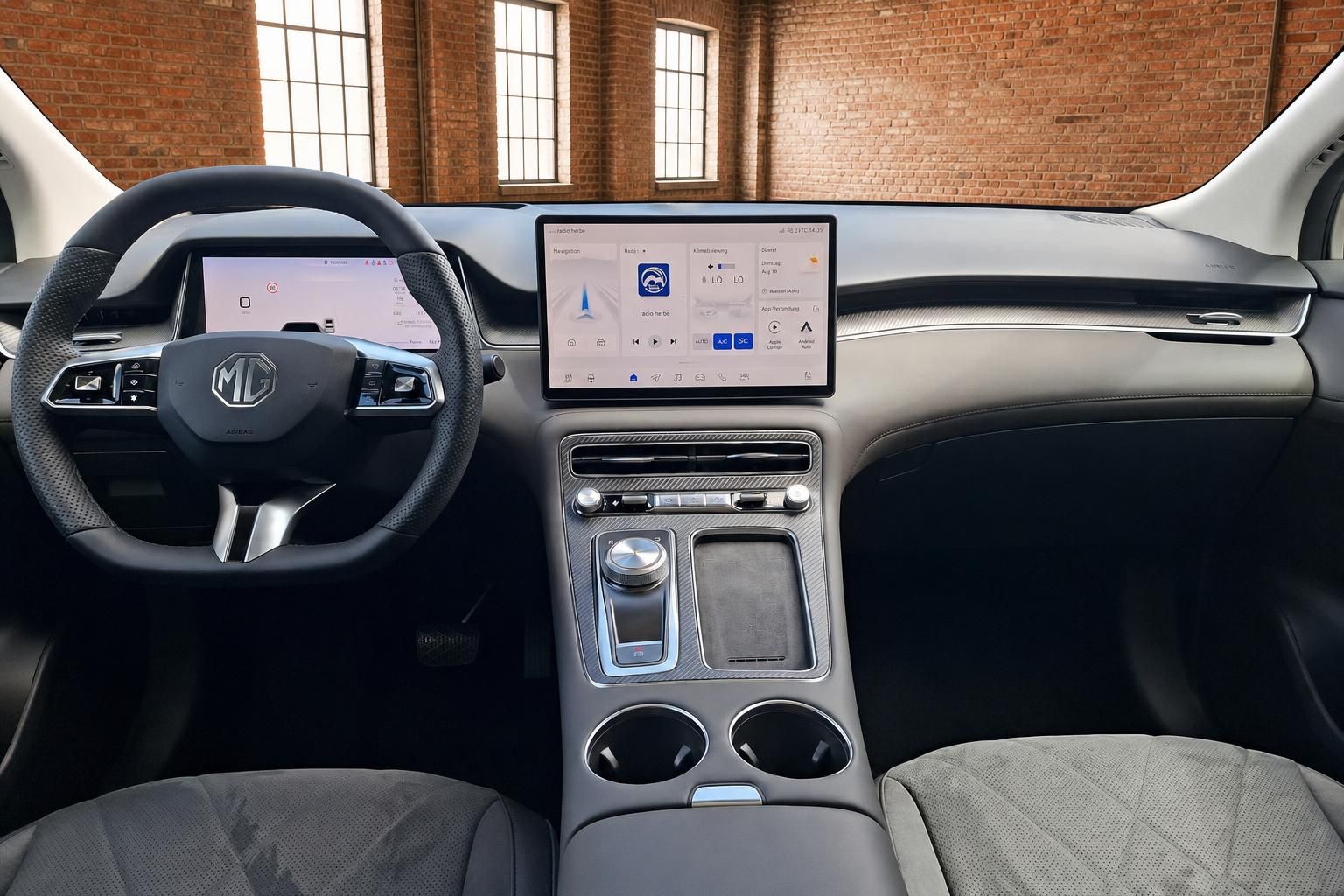 MG Cockpit Gesamtansicht mit Lenkrad und Infotainment-System