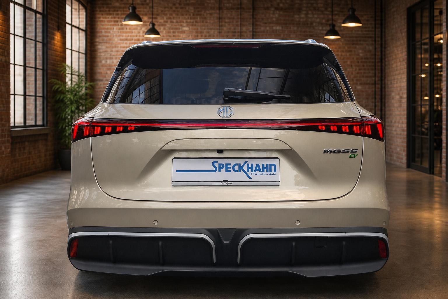 MG S6 EV in Beige, direkte Heckansicht mit LED-Rückleuchten