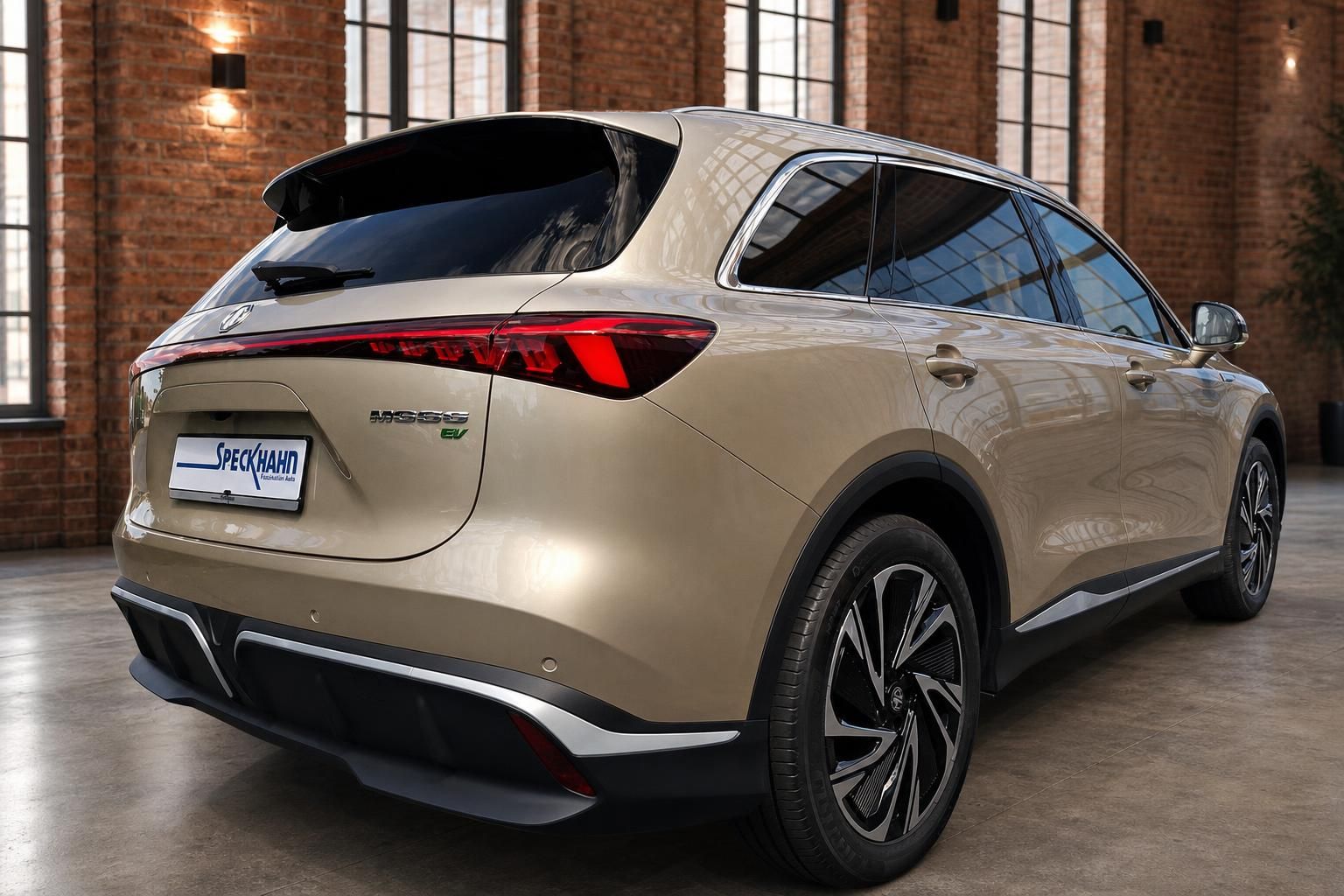 MG S6 EV Elektro-SUV in Beige, Heckansicht seitlich