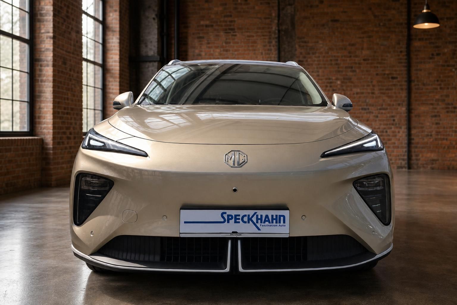 MG SUV in Beige, Frontansicht in Loft-Ausstellungsraum