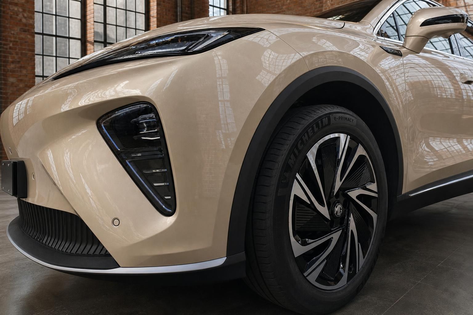 MG SUV Beige, Detailansicht Frontstoßstange und Felge