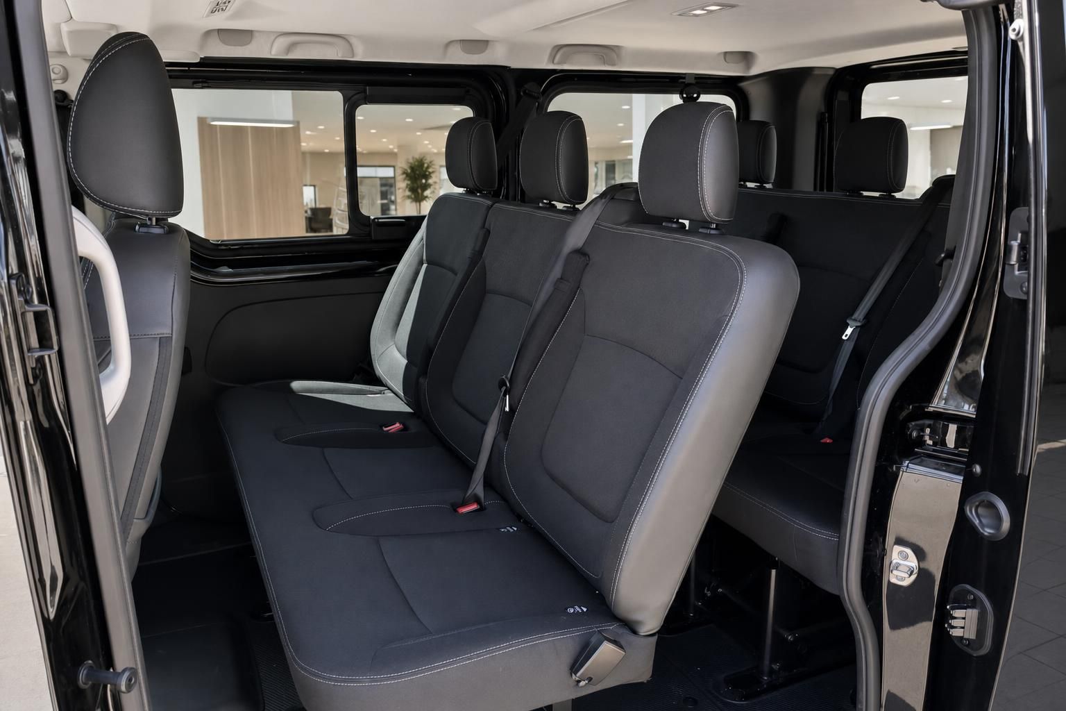 Innenraum eines Nissan Fahrzeugs mit geräumigen Rücksitzen und hochwertigem Interieur
