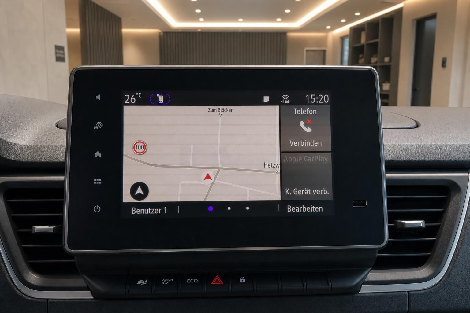 Infotainment-Display mit Navigationssystem und Apple CarPlay Funktion im Nissan Fahrzeug