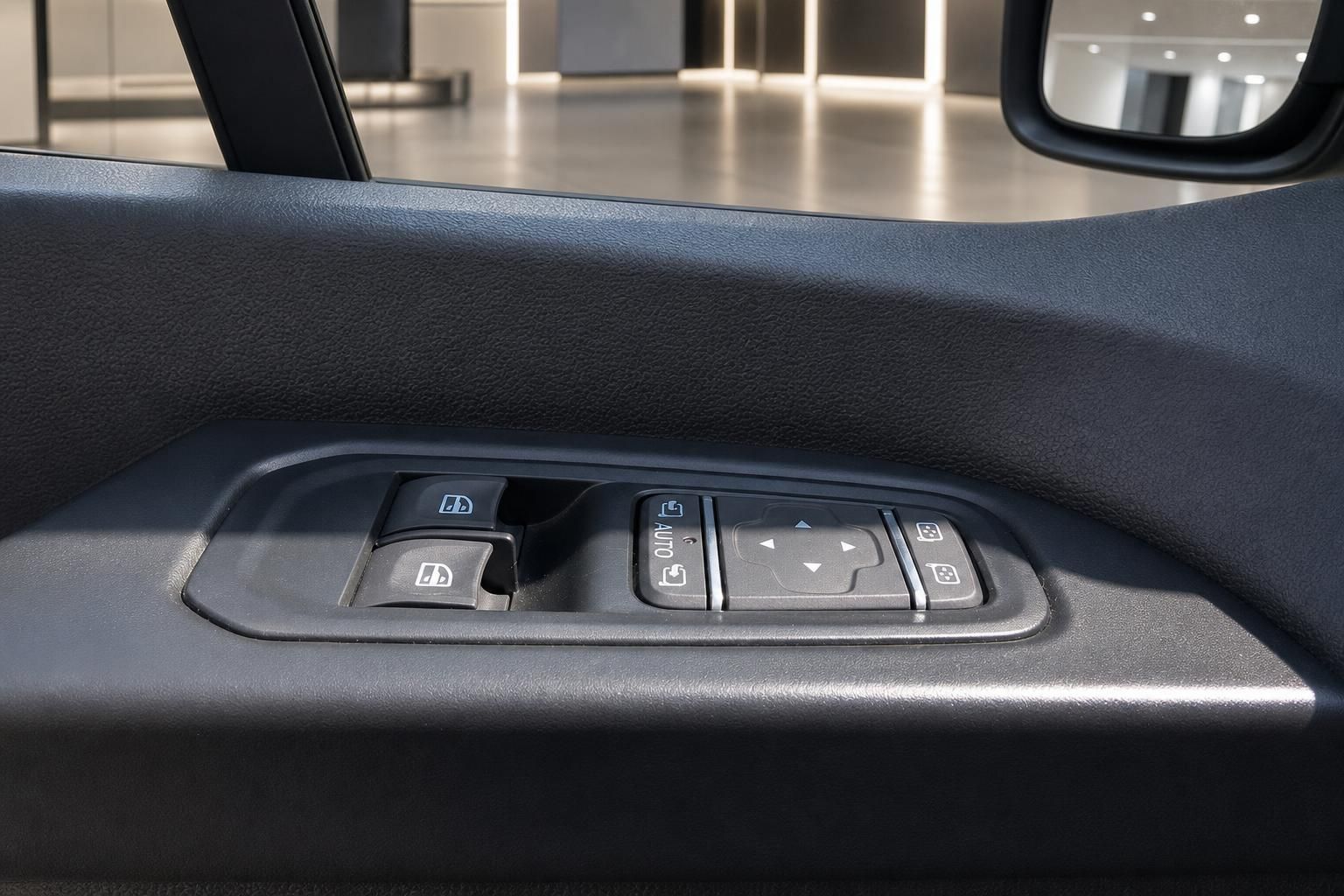 Fensterheber und Bedienelemente in der Fahrzeugtür mit modernen Tasten und Schaltern