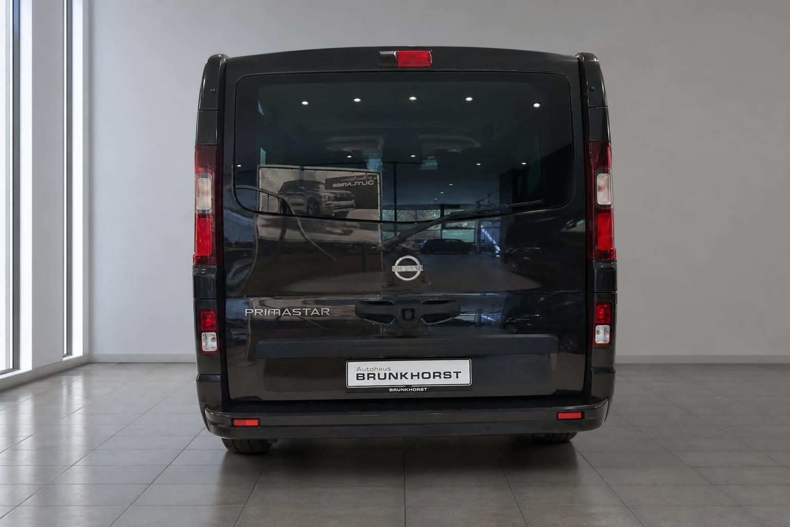 Nissan Primastar Transporter schwarz Heckansicht im Autohaus Brunkhorst Showroom