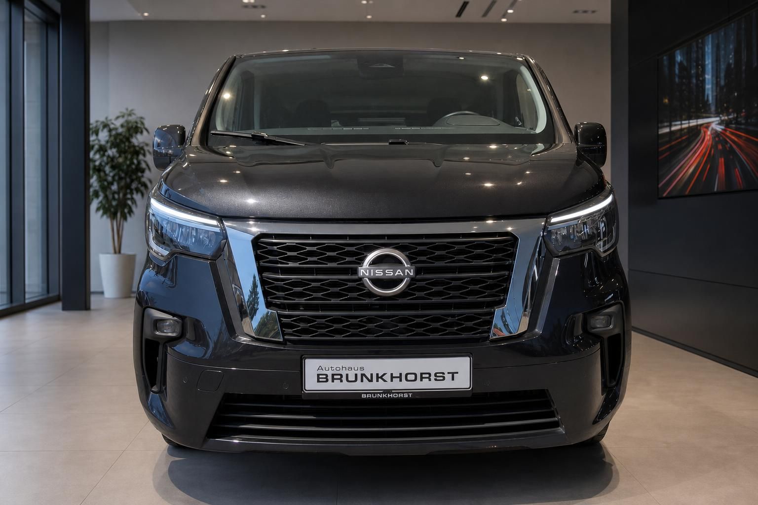 Nissan Primastar Transporter schwarz Frontansicht mit LED-Scheinwerfern im Autohaus Brunkhorst