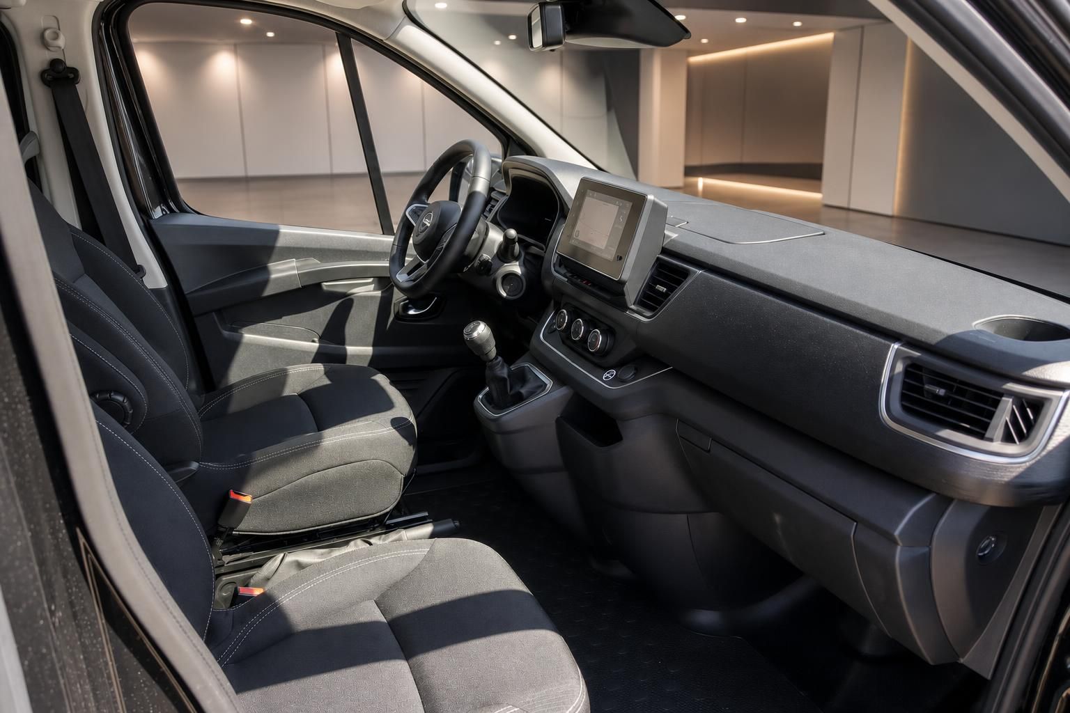 Cockpit und Armaturenbrett eines Nissan mit modernem Infotainment-System und Schaltgetriebe