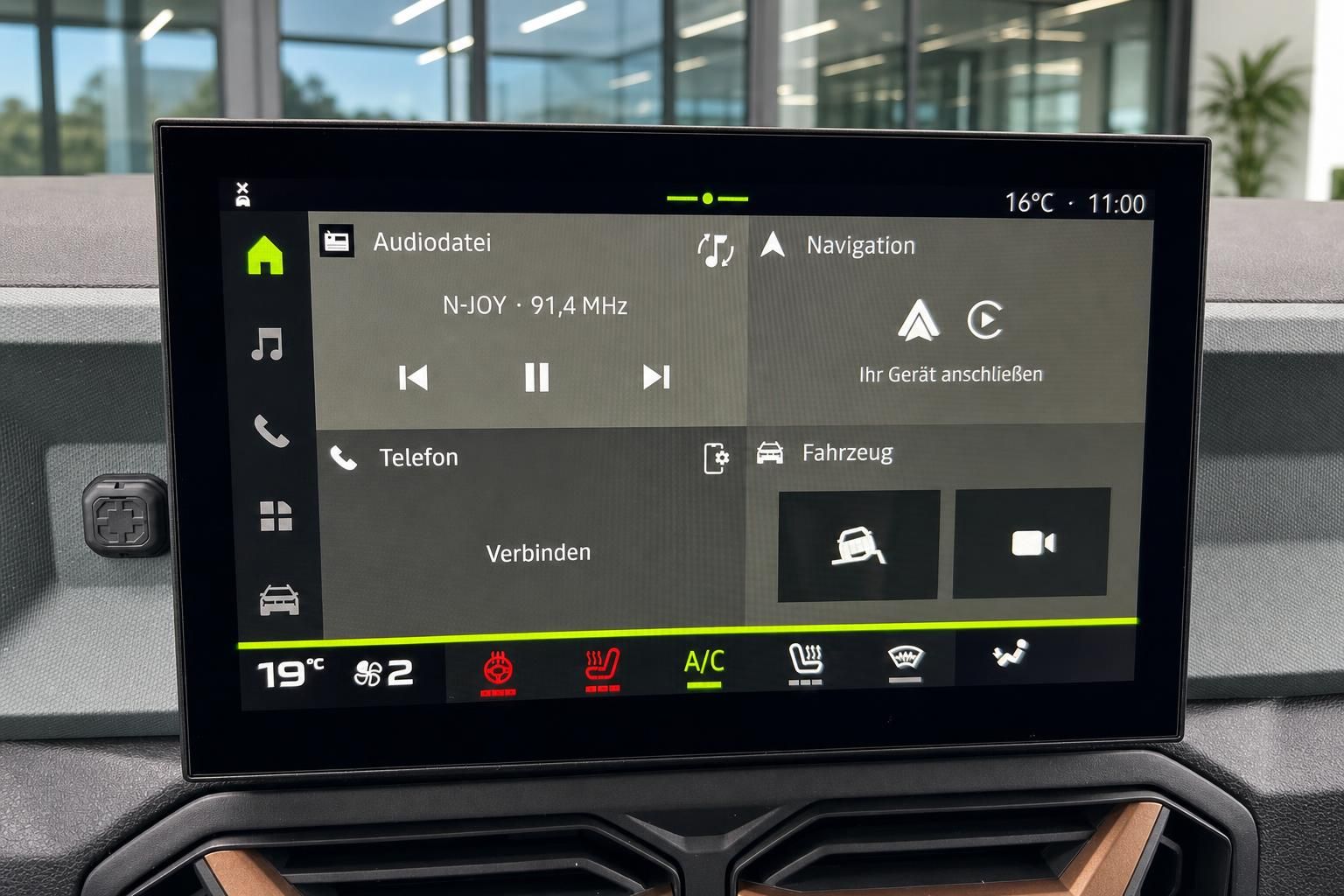 Fahrzeug Infotainment-System mit Touchscreen und Klimasteuerung