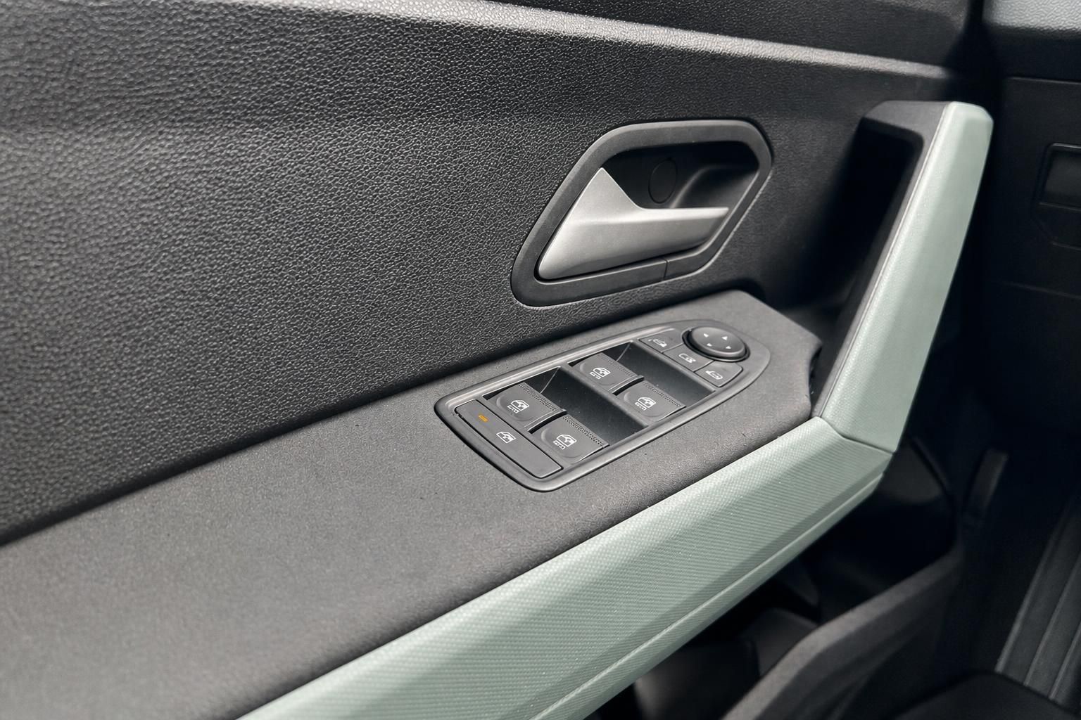 Fahrzeug Innenraum - Türverkleidung mit elektrischen Fensterhebern und Bedienungselementen