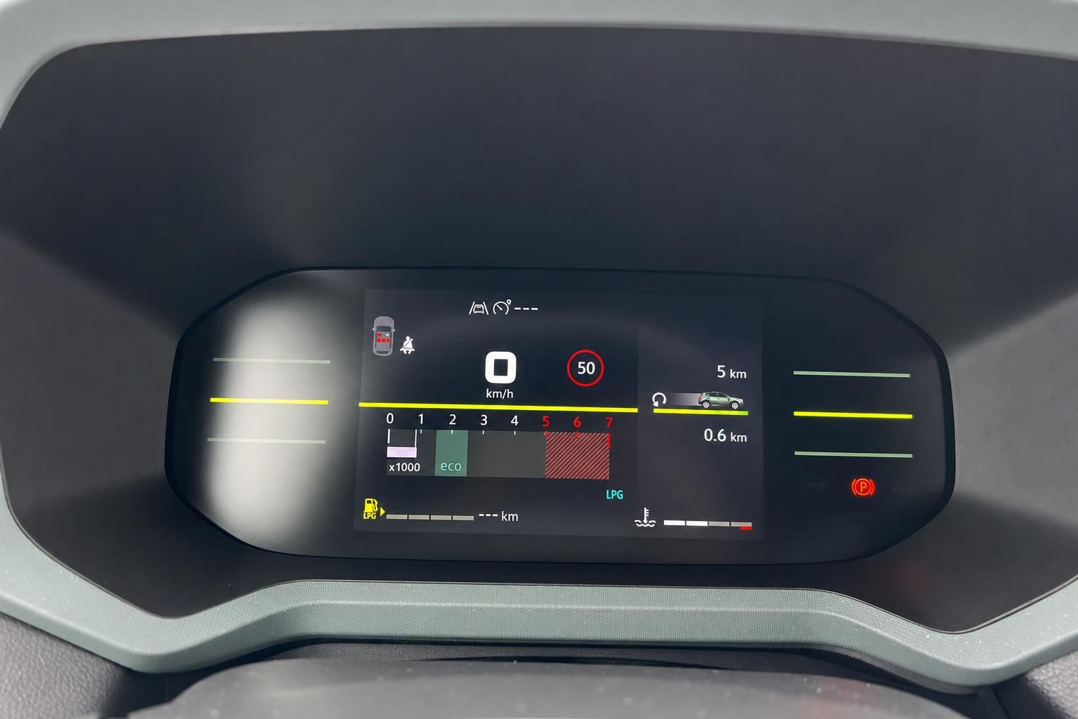Digitales Kombiinstrument mit Tacho und Fahrassistenzsystem im Fahrzeug-Cockpit