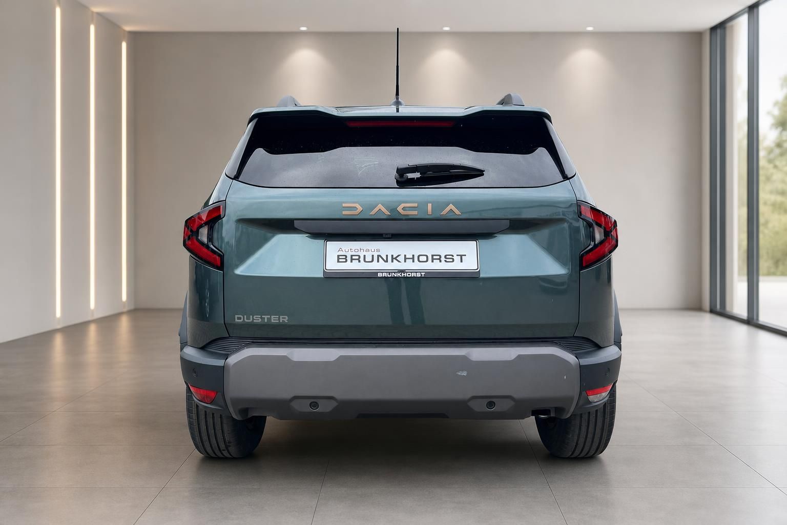 Dacia Duster Heckansicht in grün - moderner SUV im Autohaus Showroom