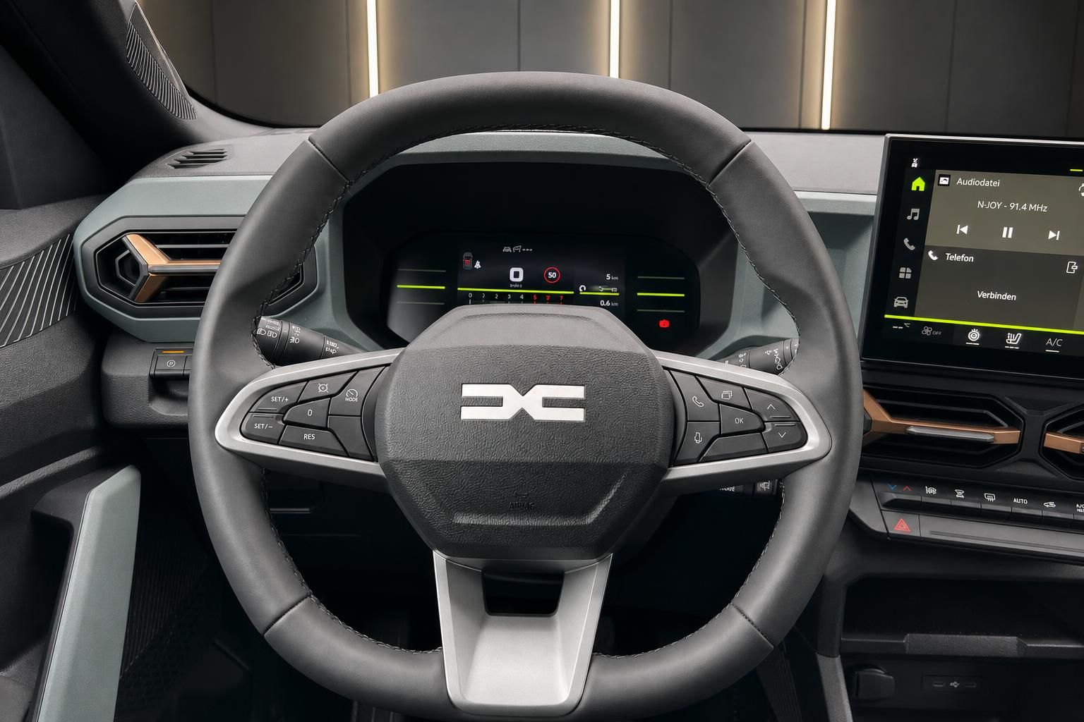 Modernes Fahrzeug-Cockpit mit digitalem Armaturenbrett und Multifunktionslenkrad