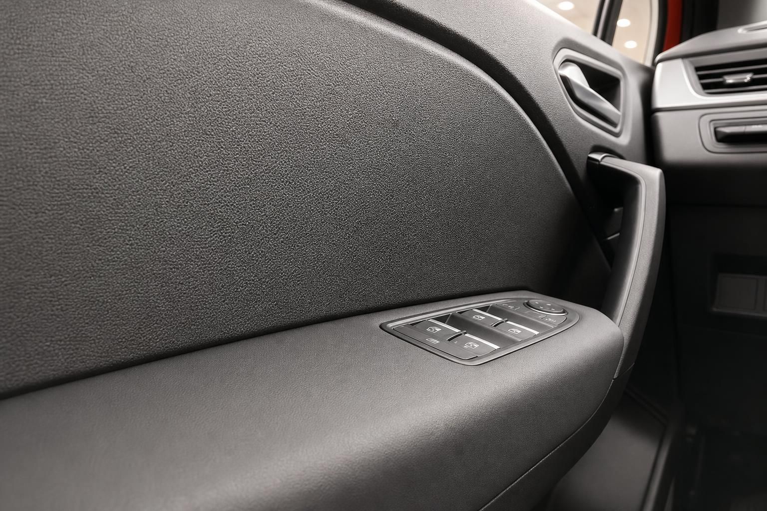Innenraumdetail mit Bedienelementen und Lueftungsduesen im Fahrzeug