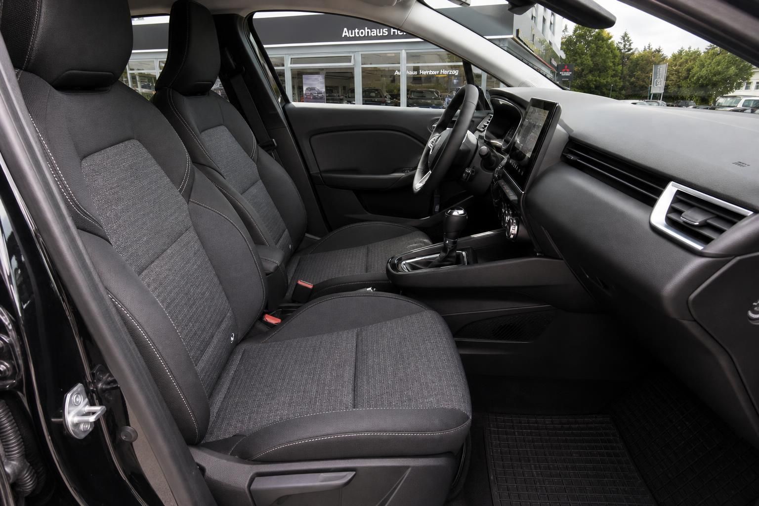 Mitsubishi Beifahrersitz und Cockpit-Bereich mit Armaturenbrett, Schaltknauf und Stoffpolsterung