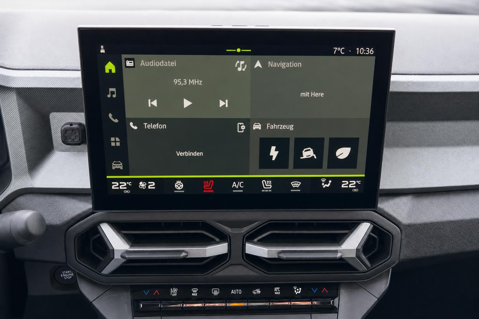 Infotainment-Touchscreen mit Navigation, Audiodatei-Anzeige und Klimaanlagen-Bedienfeld