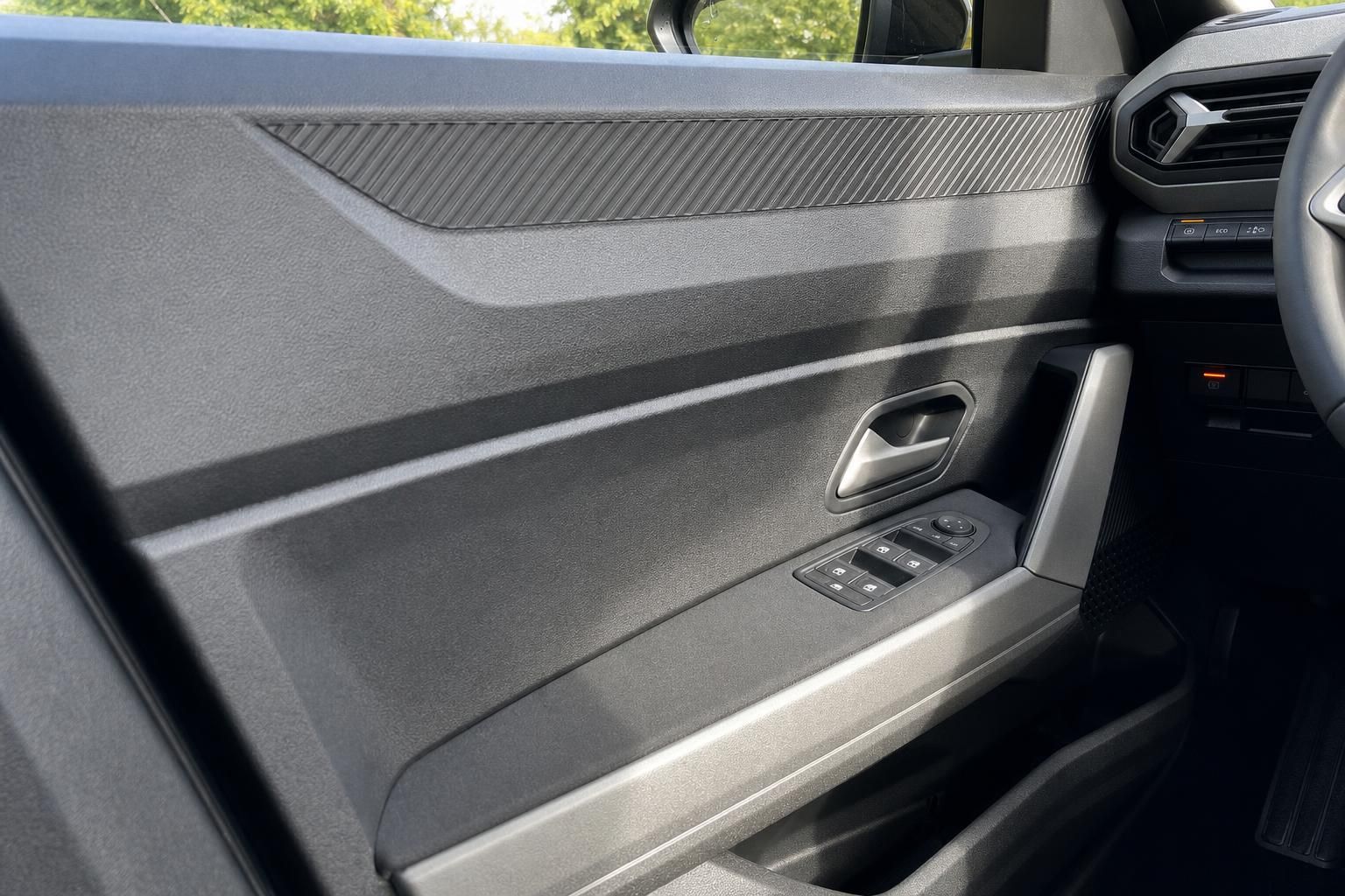 Fahrzeug Innenraum Türverkleidung mit Bedienelemente und Carbon-Optik Details