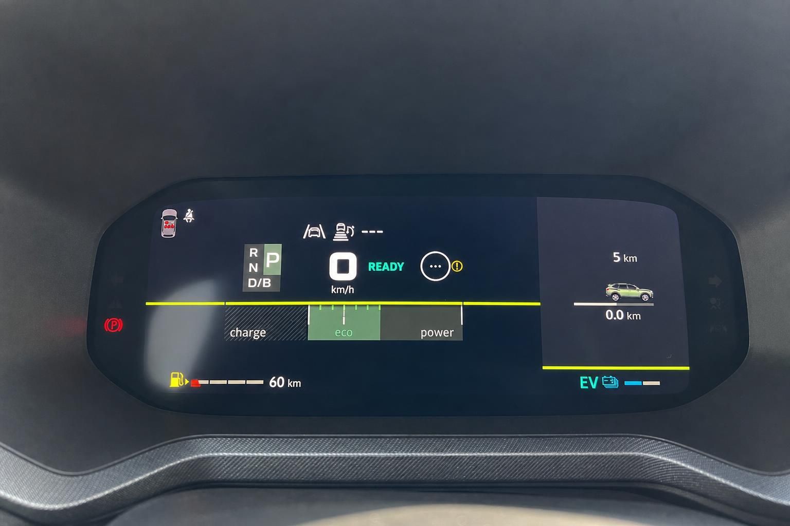 Digitales Cockpit mit Hybrid-Anzeige, Geschwindigkeitsmesser und Energiefluss-Display
