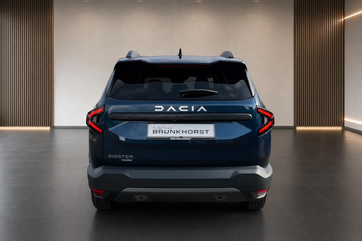 Dacia Bigster Heckansicht in blau - SUV mit LED-Rücklichtern und modernem Design im Autohaus