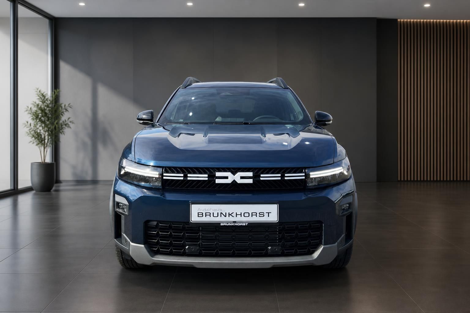 Dacia Bigster Frontansicht in blau - SUV mit markanter Kühlergrill und LED-Tagfahrlicht