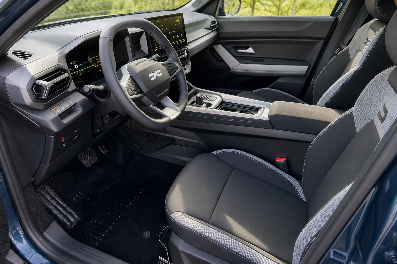 Dacia Bigster Innenraum - modernes Cockpit mit Touchscreen, Lenkrad und Komfortsitzen