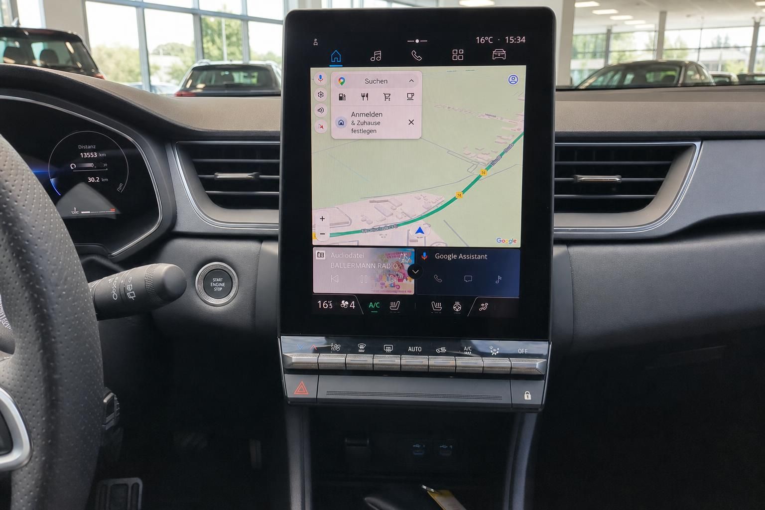 Renault Auto Mittelkonsole mit großem Touchscreen und Navigationssystem