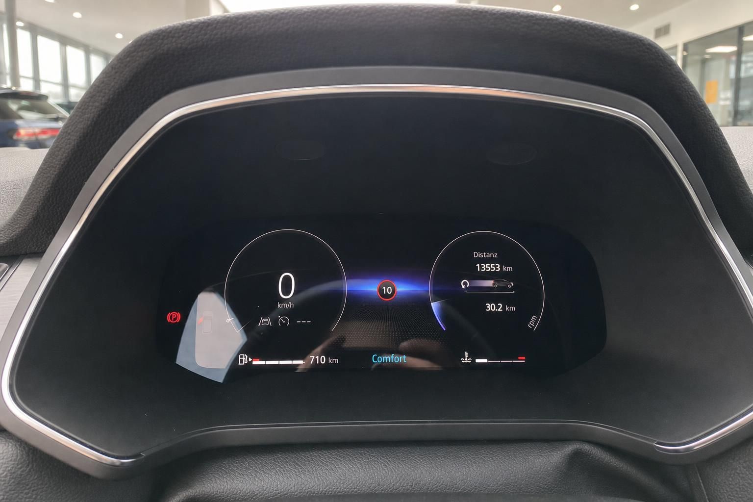 Digitales Kombiinstrument mit Tachostand 13553 km und modernem Display im Fahrzeug-Cockpit