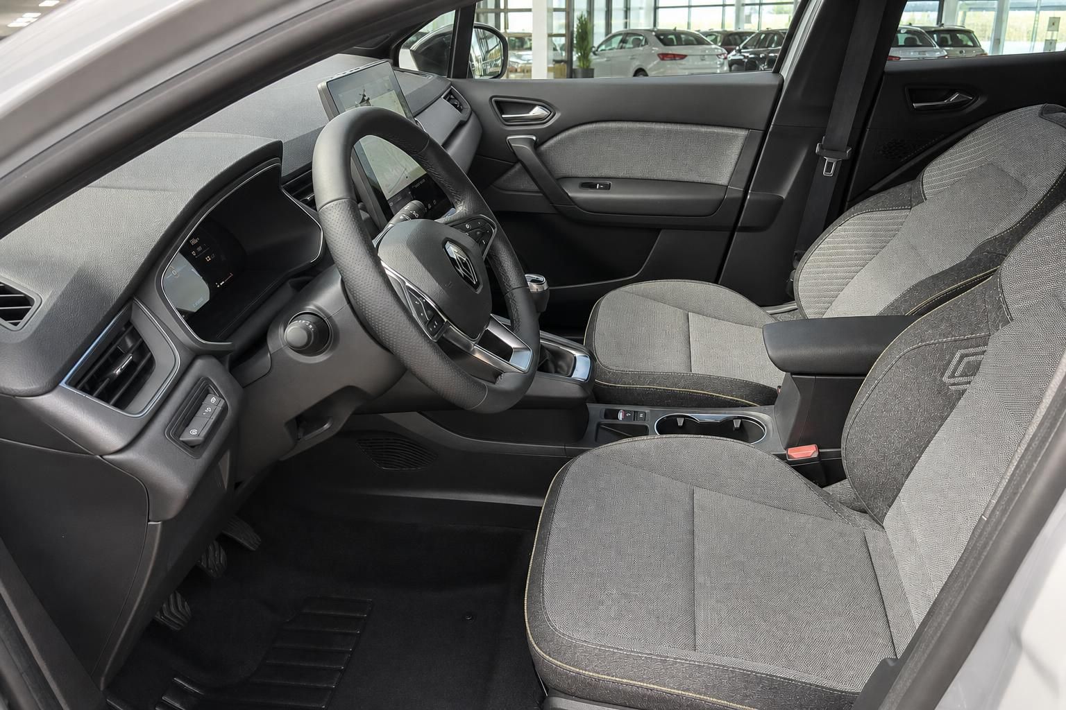 Renault Captur Innenraum mit grauen Stoffsitzen, Lenkrad und Armaturenbrett