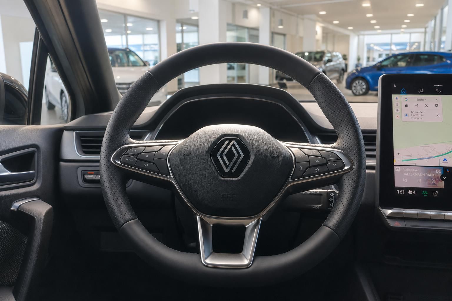 Renault Fahrzeug Innenraum Cockpit mit Lenkrad und Touchscreen Display