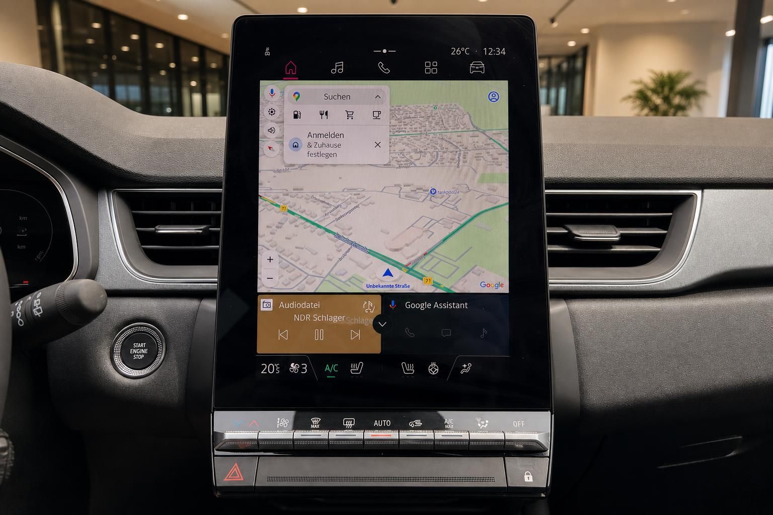 Renault Infotainment-System mit Navigationskarte und Touchscreen im Fahrzeugcockpit