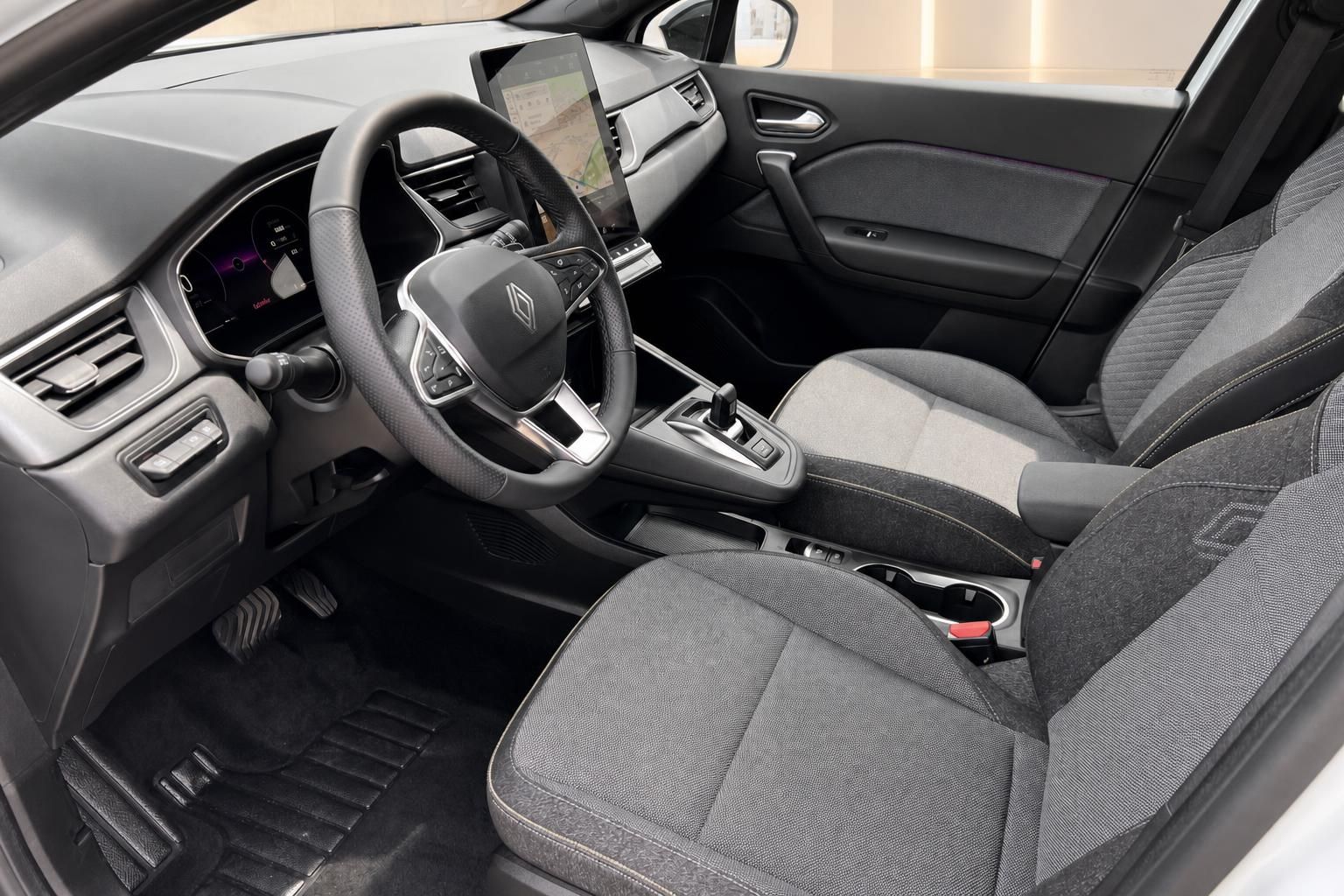 Renault Captur Innenraum Cockpit Lenkrad Sitze grau schwarz