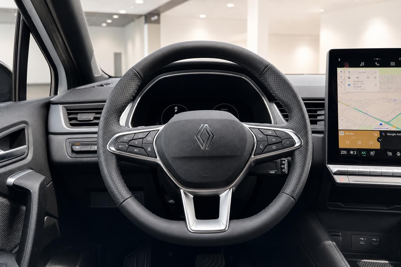 Renault Cockpit mit Lenkrad und Touchscreen-Display - modernes Armaturenbrett Innenansicht