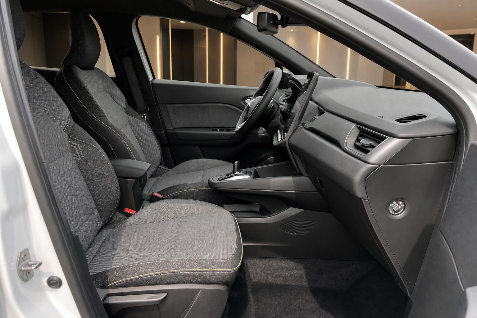 Renault Fahrzeuginnenraum mit grauen Sitzen und schwarzem Armaturenbrett - Beifahrerseite
