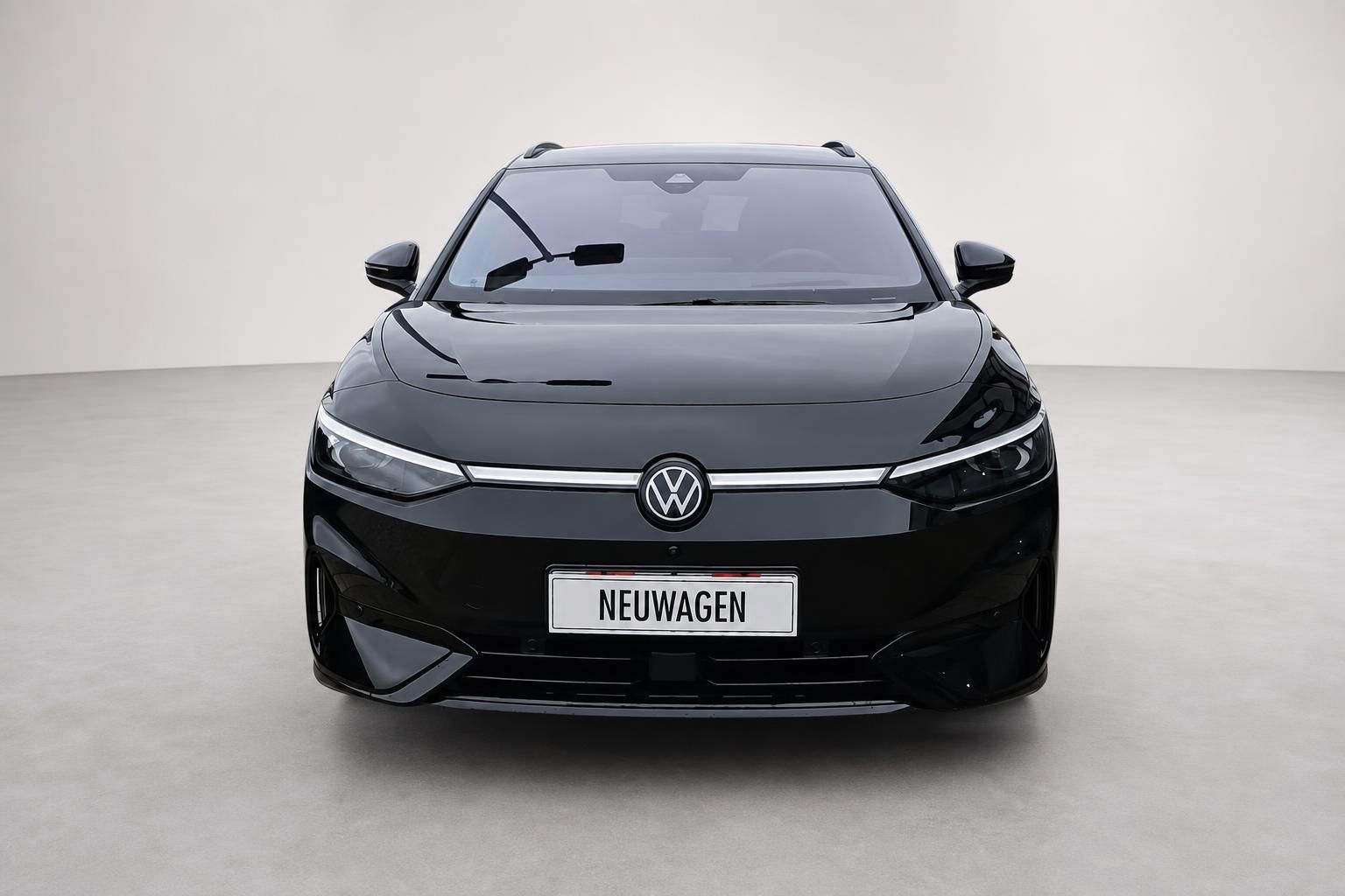 VW ID.7 Tourer schwarz, Frontansicht mit VW Logo im Studio