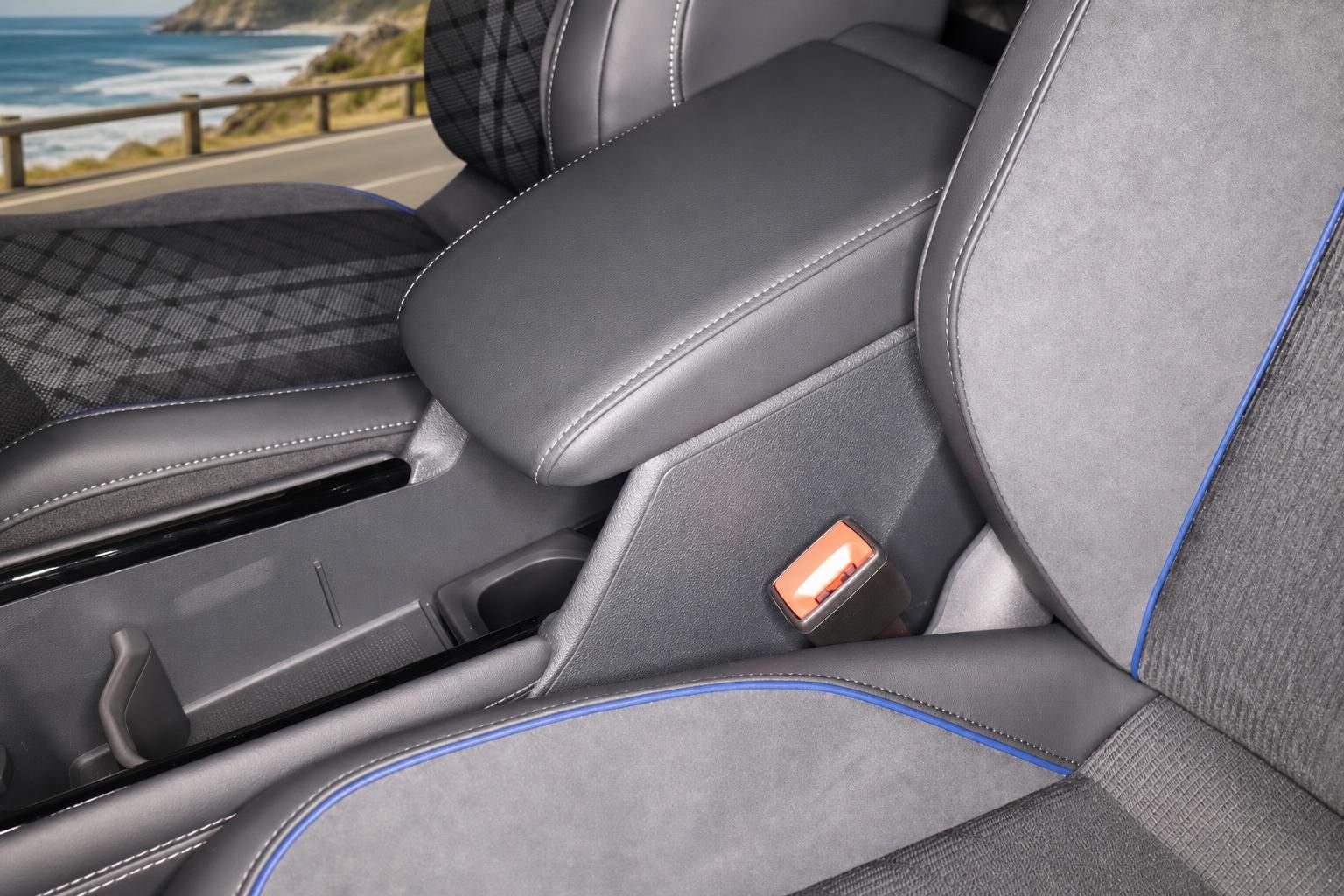 Mittelarmlehne und Sitzdetails im Innenraum eines modernen VW